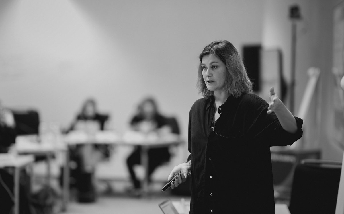 Лена Тупикова ведёт программу для руководителей